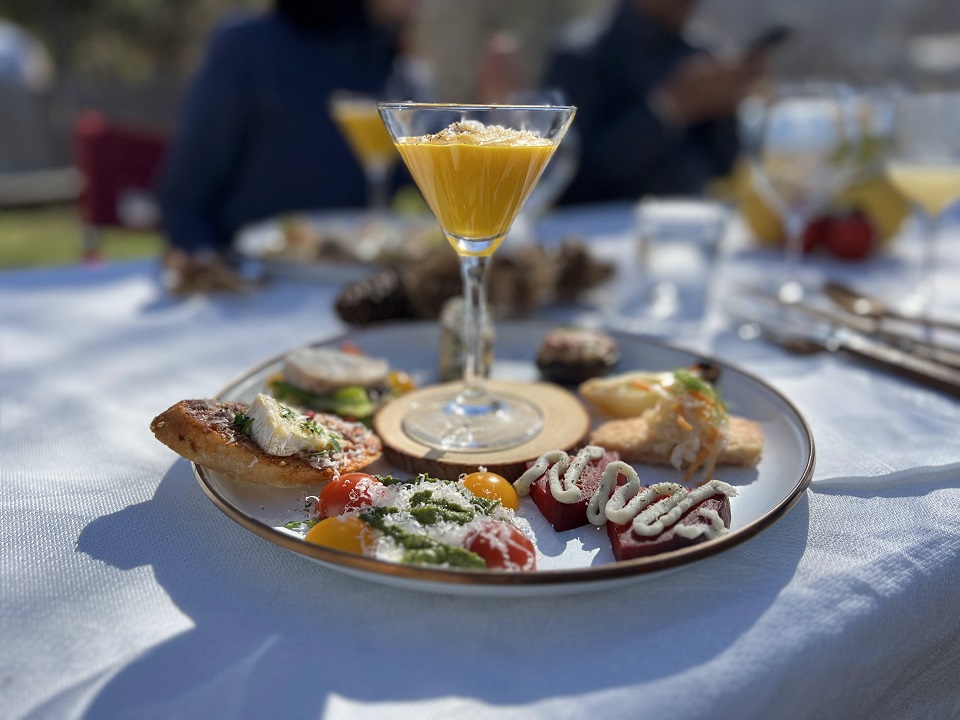 나가노현 시라카바코 호수를 바라보며 즐기는 아웃도어 로컬 다이닝